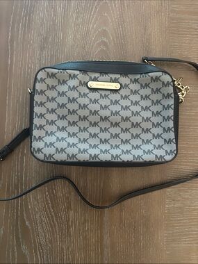 Michael Kors Jet Set Signature Crossbody Bag in Black/Gray